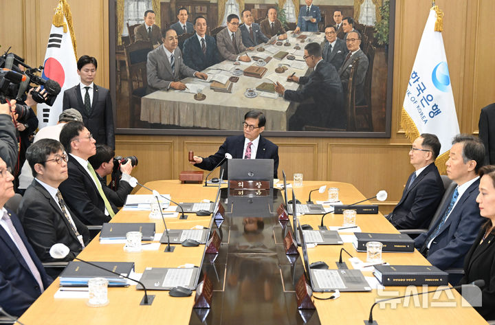 [서울=뉴시스] 사진공동취재단 = 이창용 한국은행 총재가 26일 서울 중구 한국은행 본관에서 열린 금융통화위원회 본회의에서 의사봉을 두드리고 있다. 2026.02.26. photo@newsis.com