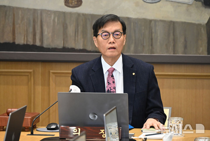 [서울=뉴시스] 사진공동취재단 = 이창용 한국은행 총재가 26일 서울 중구 한국은행 본관에서 금융통화위원회 본회의를 주재하고 있다. 2026.02.26. photo@newsis.com