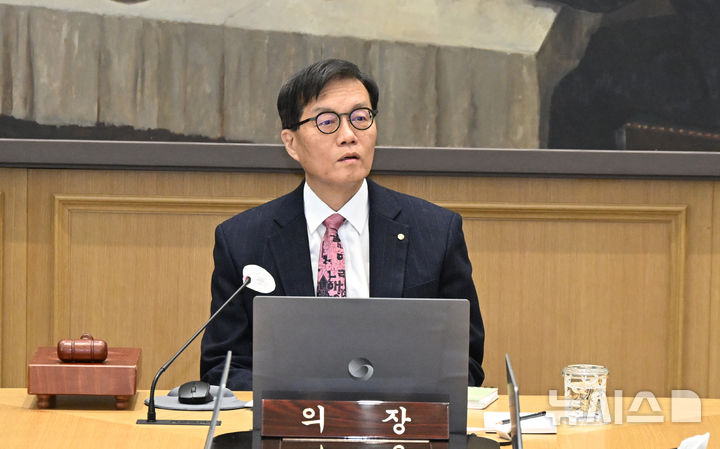 [서울=뉴시스] 사진공동취재단 = 이창용 한국은행 총재가 26일 서울 중구 한국은행 본관에서 금융통화위원회 본회의를 주재하고 있다. 2026.02.26. photo@newsis.com