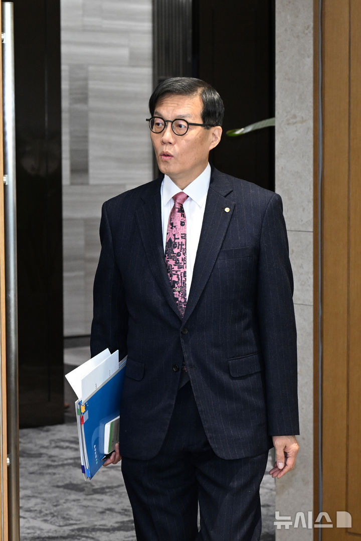 [서울=뉴시스] 사진공동취재단 = 이창용 한국은행 총재가 26일 서울 중구 한국은행 본관에서 열린 금융통화위원회 본회의에 참석하고 있다. 2026.02.26. photo@newsis.com