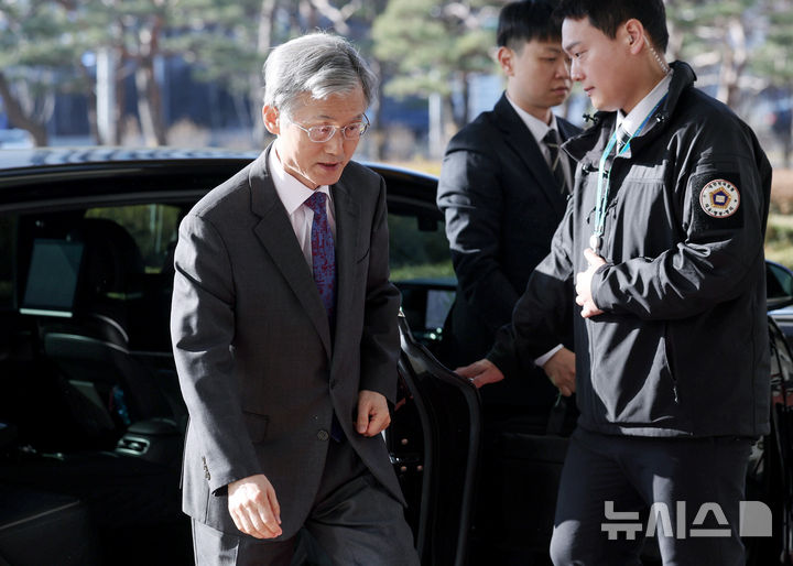 [서울=뉴시스] 김진아 기자 = 조희대 대법원장이 26일 오전 서울 서초구 대법원으로 출근하고 있다. 2026.02.26. bluesoda@newsis.com