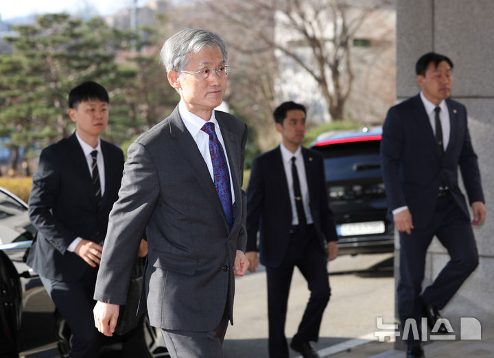 [서울=뉴시스] 김진아 기자 = 조희대 대법원장이 26일 오전 서울 서초구 대법원으로 출근하고 있다. 2026.02.26. bluesoda@newsis.com