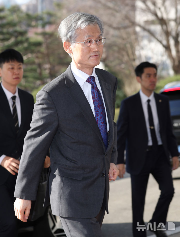 [서울=뉴시스] 김진아 기자 = 조희대 대법원장이 26일 오전 서울 서초구 대법원으로 출근하고 있다. 2026.02.26. bluesoda@newsis.com