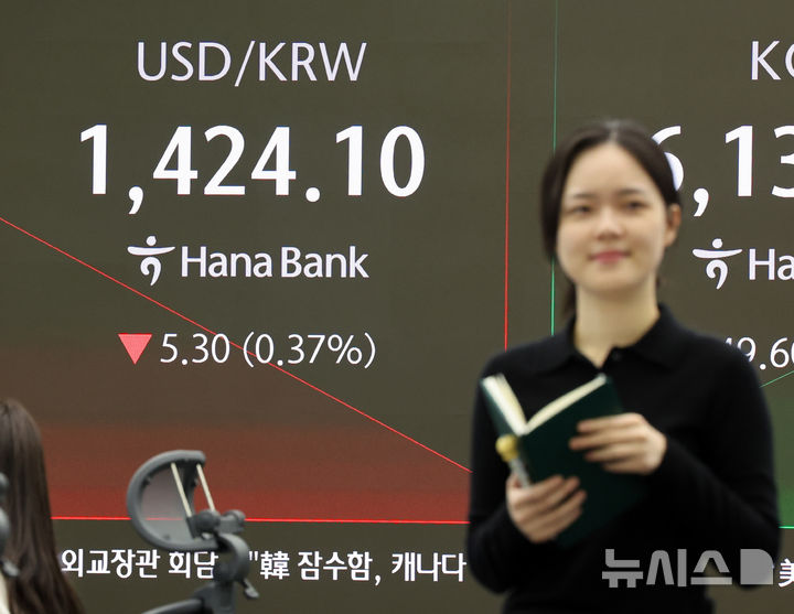[서울=뉴시스] 배훈식 기자 = 지난 26일 오전 서울 중구 하나은행 딜링룸 전광판에 원달러 환율이 전 거래일 보다 5.30원(0.37%) 내린 1424.10원을 나타내고 있다. 2026.02.26. dahora83@newsis.com