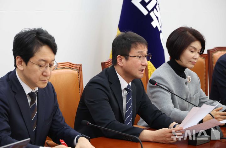 [서울=뉴시스] 조성봉 기자 = 한병도 더불어민주당 원내대표가 26일 오전 서울 여의도 국회에서 열린 정책조정회의에서 발언을 하고 있다. 2026.02.26. suncho21@newsis.com