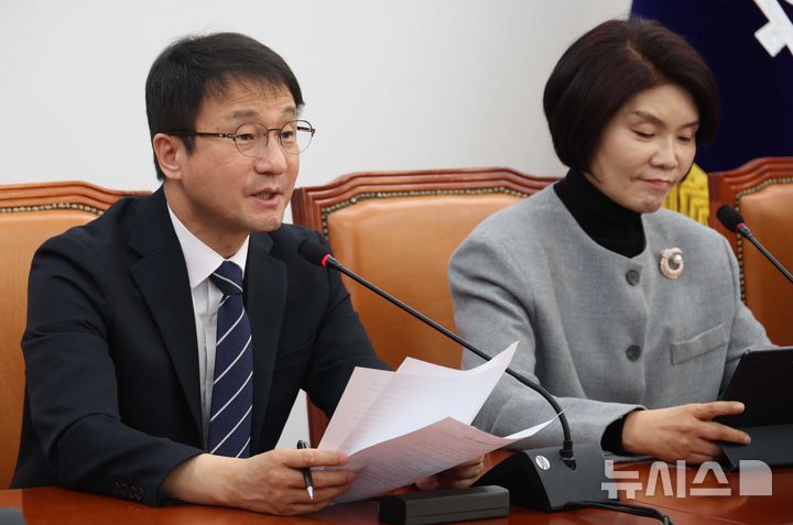 [서울=뉴시스] 조성봉 기자 = 한병도 더불어민주당 원내대표가 26일 오전 서울 여의도 국회에서 열린 정책조정회의에서 발언을 하고 있다. 2026.02.26. suncho21@newsis.com