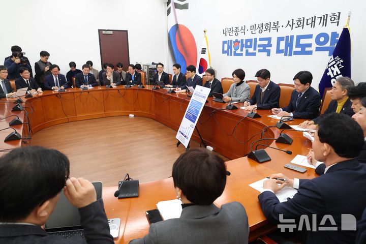 [서울=뉴시스] 조성봉 기자 = 한병도 더불어민주당 원내대표가 26일 오전 서울 여의도 국회에서 열린 정책조정회의에서 발언을 하고 있다. 2026.02.26. suncho21@newsis.com