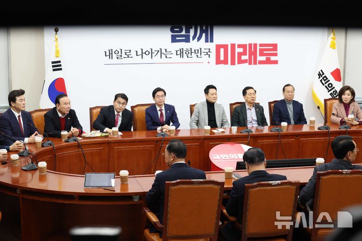 [서울=뉴시스] 조성봉 기자 = 장동혁 국민의힘 대표가 26일 오전 서울 여의도 국회에서 박덕흠, 윤상현, 조경태, 김기현 등 중진의원들과 당내 현안관련 비공개 회동을 하고 있다. 2026.02.26. suncho21@newsis.com