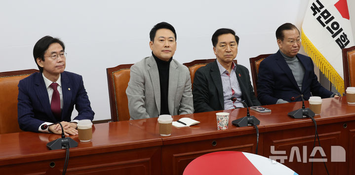 [서울=뉴시스] 김금보 기자 = 장동혁 국민의힘 대표와 중진의원들이 26일 오전 서울 여의도 국회에서 면담을 하고 있다. 2026.02.26. kgb@newsis.com