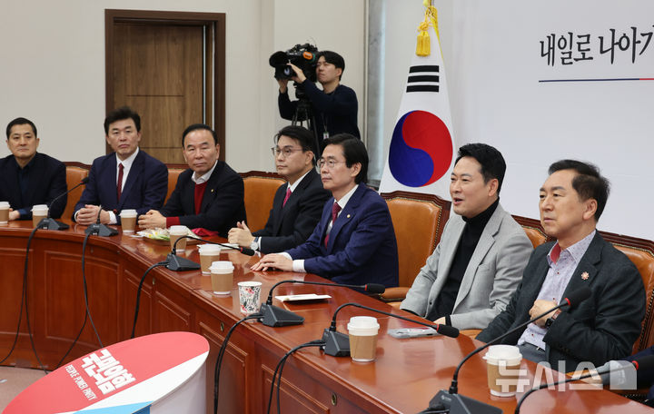 [서울=뉴시스] 김금보 기자 = 장동혁 국민의힘 대표와 중진의원들이 26일 오전 서울 여의도 국회에서 면담을 하고 있다. 2026.02.26. kgb@newsis.com