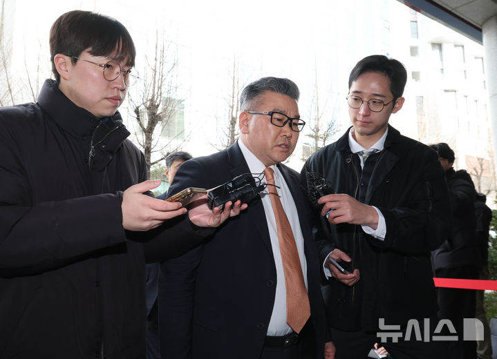 [서울=뉴시스] 황준선 기자 = 서해 공무원 피살 사건 등에 대한 감사 및 발표 과정에 군사기밀을 유출 했다는 혐의를 받는 유병호 감사위원이 26일 오전 서울 마포구 공공범죄수사대에서 열린 조사에 출석하고 있다. 2026.02.26. hwang@newsis.com