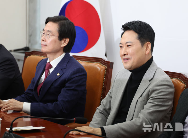 [서울=뉴시스] 김금보 기자 = 장동혁 국민의힘 대표와 중진의원들이 26일 오전 서울 여의도 국회에서 면담을 하고 있다. 2026.02.26. kgb@newsis.com