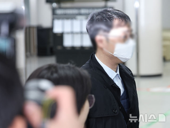 [서울=뉴시스] 김진아 기자 = 북한에 무인기를 날려 남북 간 긴장을 조성한 혐의를 받는 무인기 제작업체 사내이사 오모씨가 26일 서울 서초구 서울중앙지법에서 열린 구속 전 피의자 심문(영장실질심사)에 출석하고 있다. 2026.02.26. bluesoda@newsis.com