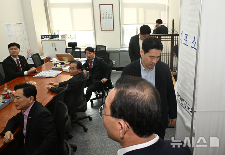 [서울=뉴시스] 김명년 기자 = 국민의힘이 대구·경북(TK) 행정 통합 특별법안 처리에 대한 당의 입장을 26일 전체 TK 국회의원의 투표로 정하기로 해 국민의힘 TK 의원들이 투표를 위해 원내수석부대표실에 모여있다.(공동취재) 2026.02.26. photo@newsis.com