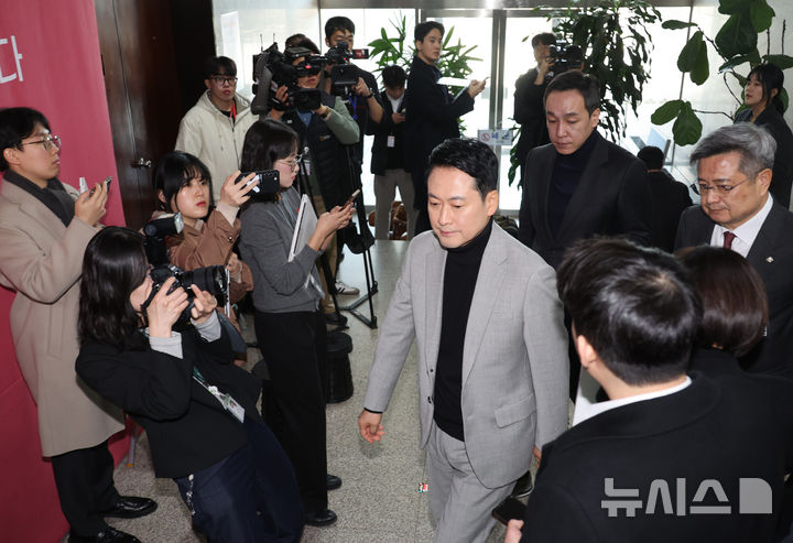 [서울=뉴시스] 김금보 기자 = 장동혁 국민의힘 대표가 26일 오전 서울 여의도 국회에서 중진의원들과 면담을 하기위해 이동하고 있다. 2026.02.26. kgb@newsis.com