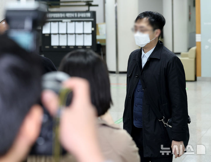 [서울=뉴시스] 김진아 기자 = 북한에 무인기를 날려 남북 간 긴장을 조성한 혐의를 받는 민간인 3명이 검찰에 넘겨졌다. 사진은 무인기 제작업체 사내이사 오모씨가 26일 서울 서초구 서울중앙지법에서 열린 구속 전 피의자 심문(영장실질심사)에 출석하고 있는 모습. 2026.03.06. bluesoda@newsis.com