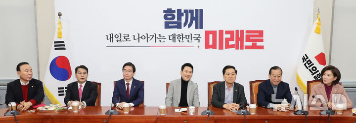 [서울=뉴시스] 김금보 기자 = 장동혁 국민의힘 대표와 중진의원들이 26일 오전 서울 여의도 국회에서 면담을 하고 있다. 2026.02.26. kgb@newsis.com