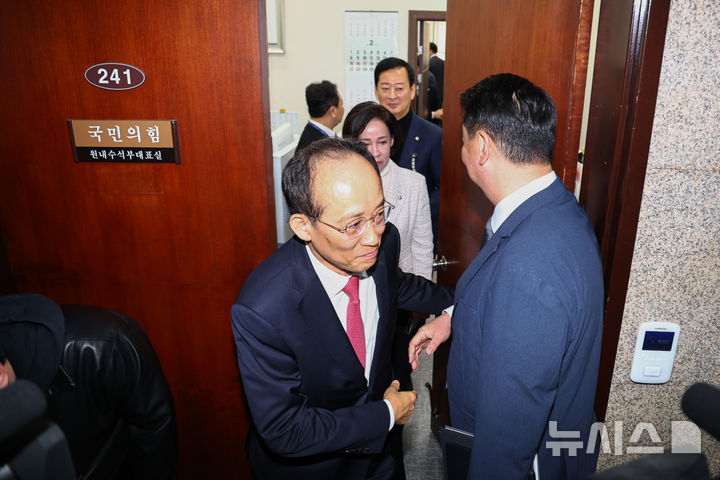 [서울=뉴시스] 김명년 기자 = 추경호 국민의힘 의원이 26일 오전 서울 여의도 국회에서 열린 TK통합 관련 지도부-대구·경북 의원 회동을 마치고 이동하고 있다. 2026.02.26. kmn@newsis.com