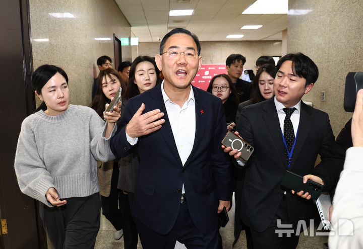 [서울=뉴시스] 김명년 기자 = 주호영 국회 부의장이 26일 오전 서울 여의도 국회에서 열린 TK통합 관련 대구·경북 의원 회동을 마친 후 취재진의 질문을 받으며 이동하고 있다. 2026.02.26. kmn@newsis.com