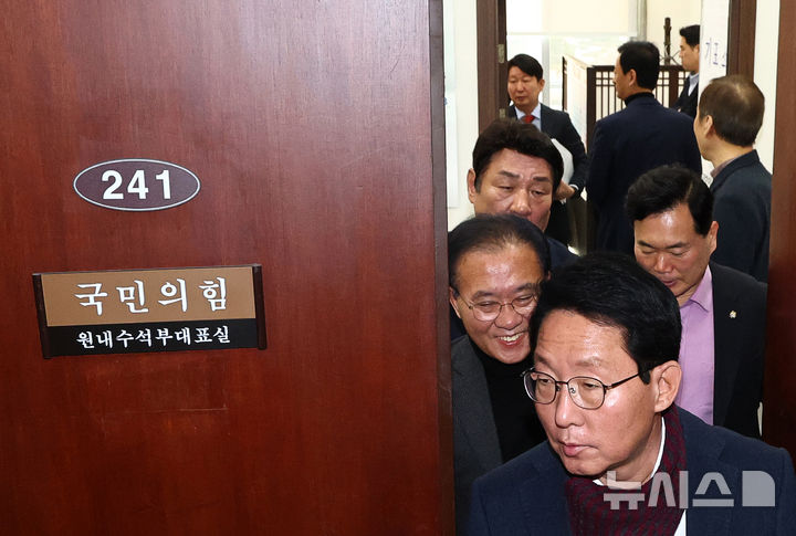 [서울=뉴시스] 김명년 기자 = 대구·경북 지역구 국민의힘 의원들이 26일 오전 서울 여의도 국회에서 열린 TK통합 관련 대구·경북 의원 회동을 마치고 이동하고 있다. 2026.02.26. kmn@newsis.com