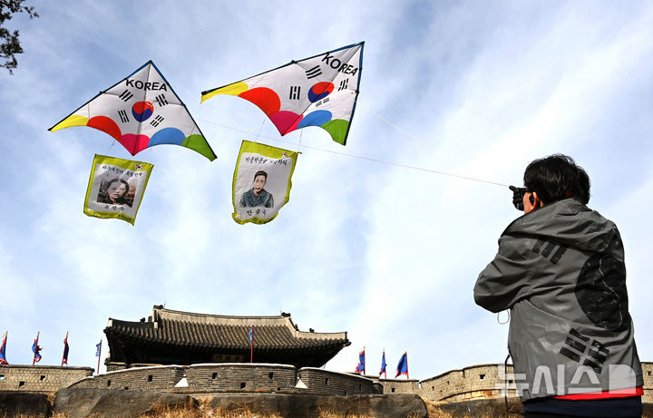 [수원=뉴시스] 김종택 기자 = 제107주년 3·1절을 사흘 앞둔 26일 경기 수원시 팔달구 수원화성 창룡문에서 한국연연맹 회원들이 독립운동가의 모습이 담긴 연을 날리고 있다. 2026.02.26. jtk@newsis.com