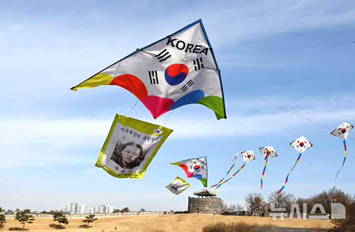 [수원=뉴시스] 김종택 기자 = 제107주년 3·1절을 사흘 앞둔 26일 경기 수원시 팔달구 수원화성 창룡문에서 한국연연맹 회원들이 독립운동가의 모습이 담긴 연을 날리고 있다. 2026.02.26. jtk@newsis.com