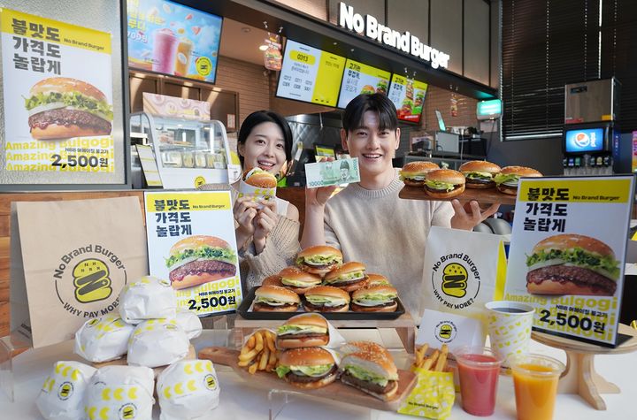 [서울=뉴시스] 26일 서울 성동구 노브랜드 버거 성수랩점에서 모델들이 '어메이징 불고기'를 소개하고 있다.업계 최저가 2,500원으로 출시한 '어메이징 불고기'는 직화 고기 패티에 진한 불고기 소스, 신선한 양상추와 양파 등 신선한 채소를 더해 기본에 충실한 맛을 구현했다. (사진=신세계푸드 제공) 2026.02.26. photo@newsis.com *재판매 및 DB 금지