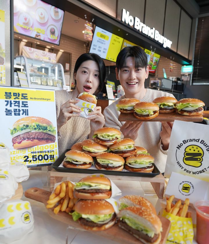 [서울=뉴시스] 26일 서울 성동구 노브랜드 버거 성수랩점에서 모델들이 '어메이징 불고기'를 소개하고 있다.업계 최저가 2,500원으로 출시한 '어메이징 불고기'는 직화 고기 패티에 진한 불고기 소스, 신선한 양상추와 양파 등 신선한 채소를 더해 기본에 충실한 맛을 구현했다. (사진=신세계푸드 제공) 2026.02.26. photo@newsis.com *재판매 및 DB 금지