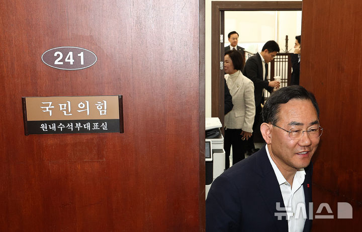 [서울=뉴시스] 김명년 기자 = 주호영 국회 부의장이 26일 오전 서울 여의도 국회에서 열린 TK통합 관련 대구·경북 의원 회동을 마치고 이동하고 있다. 2026.02.26. kmn@newsis.com