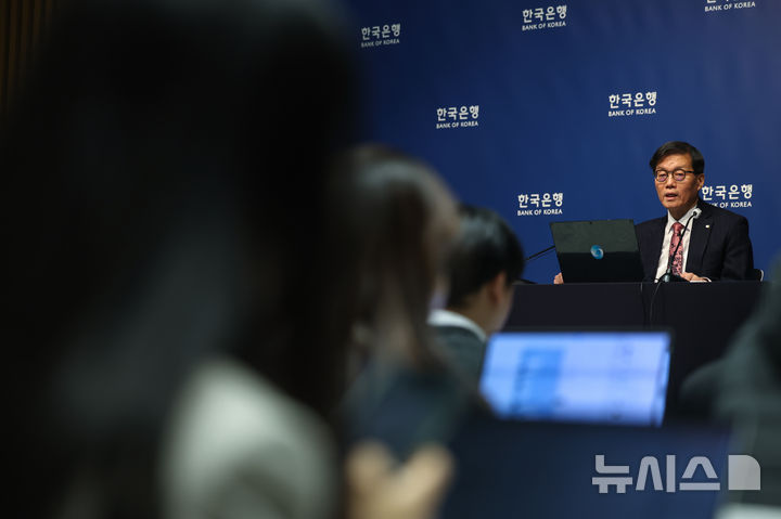 [서울=뉴시스] 사진공동취재단 = 이창용 한국은행 총재가 26일 서울 중구 한국은행에서 2026년 2월 통화정책방향 관련 기자간담회를 하고 있다. 2026.02.26. photo@newsis.com