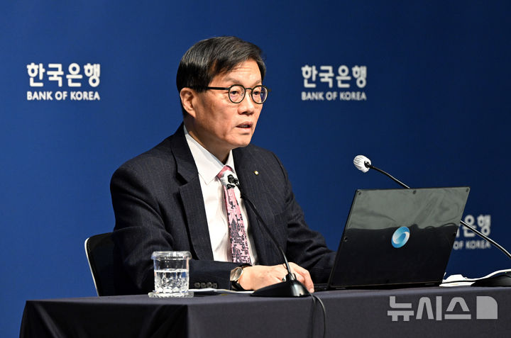 [서울=뉴시스] 사진공동취재단 = 이창용 한국은행 총재가 지난 26일 서울 중구 한국은행에서 2026년 2월 통화정책방향 관련 기자간담회를 하고 있다. 2026.02.26. photo@newsis.com