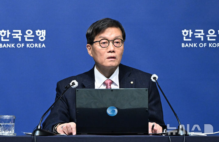 [서울=뉴시스] 사진공동취재단 = 이창용 한국은행 총재가 지난달 26일 서울 중구 한국은행에서 2026년 2월 통화정책방향 관련 기자간담회를 하고 있다. 2026.02.26. photo@newsis.com