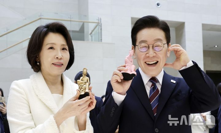 [서울=뉴시스] 최동준 기자 = 이재명 대통령과 김혜경 여사가 26일 서울 용산구 국립중앙박물관을 방문해 상품관 기념품을 들고 기념촬영을 하고 있다. 2026.02.26. photocdj@newsis.com