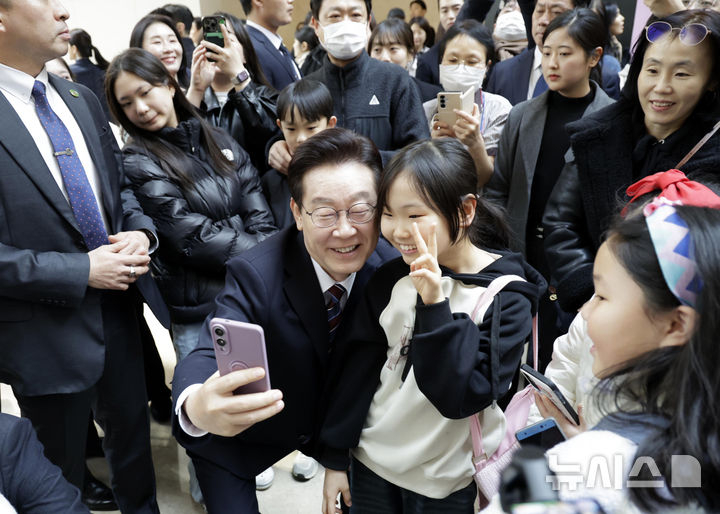 [서울=뉴시스] 최동준 기자 = 이재명 대통령이 26일 서울 용산구 국립중앙박물관을 방문해 어린이와 셀카를 찍고 있다. 2026.02.26. photocdj@newsis.com