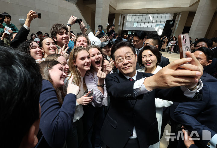 [서울=뉴시스] 최동준 기자 = 이재명 대통령과 김혜경 여사가 26일 서울 용산구 국립중앙박물관을 방문해 광복 80주년 기념 특별전 '우리들의 이순신' 전시를 관람한 뒤 관광객들과 기념촬영 하고 있다. 2026.02.26. photocdj@newsis.com