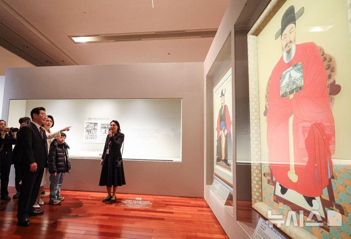 [서울=뉴시스] 최동준 기자 = 이재명 대통령과 김혜경 여사가 26일 서울 용산구 국립중앙박물관을 방문해 광복 80주년 기념 특별전 '우리들의 이순신' 전시를 관람하고 있다. 2026.02.26. photocdj@newsis.com