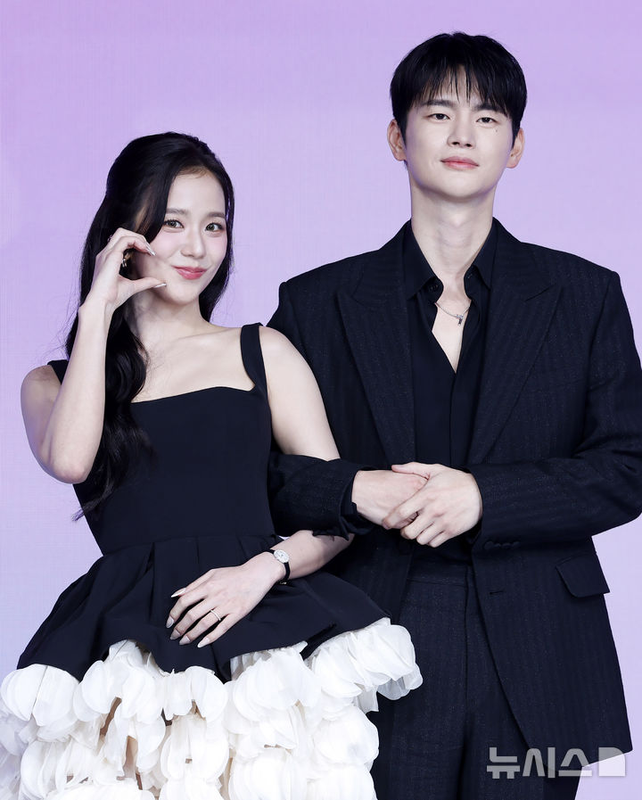 [서울=뉴시스] 김혜진 기자 = 배우 지수(왼쪽), 서인국이 26일 서울 종로구 JW 메리어트 동대문 스퀘어 서울에서 열린 넷플릭스 '월간남친' 제작발표회에서 포즈를 취하고 있다. 2026.02.25. jini@newsis.com