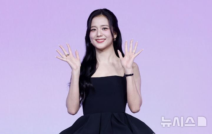 [서울=뉴시스] 김혜진 기자 = 그룹 블랙핑크 지수가 26일 서울 종로구 JW 메리어트 동대문 스퀘어 서울에서 열린 넷플릭스 '월간남친' 제작발표회에서 포즈를 취하고 있다. 2026.02.25. jini@newsis.com