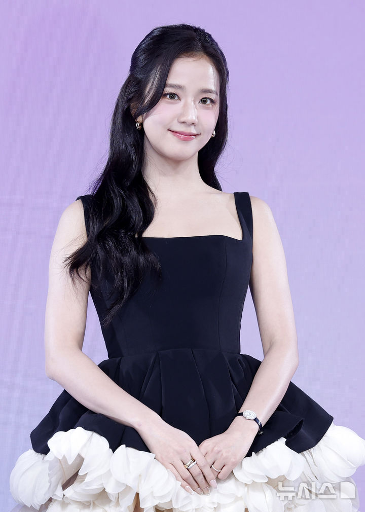 [서울=뉴시스] 김혜진 기자 = 그룹 블랙핑크 지수가 26일 서울 종로구 JW 메리어트 동대문 스퀘어 서울에서 열린 넷플릭스 '월간남친' 제작발표회에서 포즈를 취하고 있다. 2026.02.25. jini@newsis.com