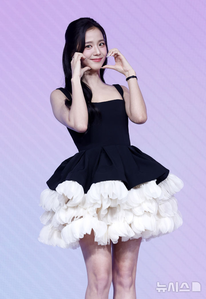 [서울=뉴시스] 김혜진 기자 = 그룹 블랙핑크 지수가 26일 서울 종로구 JW 메리어트 동대문 스퀘어 서울에서 열린 넷플릭스 '월간남친' 제작발표회에서 포즈를 취하고 있다. 2026.02.25. jini@newsis.com