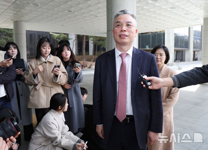 [서울=뉴시스] 김진아 기자 =권창영 2차 종합특검팀 특별검사가 26일 서울 서초구 서울고등검찰청에 마련된 내란특검(조은석 특별검사팀) 사무실을 방문하던 중 취재진의 질문에 답하고 있다. 2026.02.26. bluesoda@newsis.com