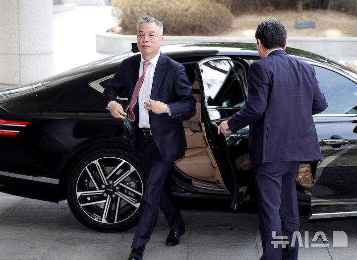 [서울=뉴시스] 김진아 기자 =권창영 2차 종합특검팀 특별검사가 26일 서울 서초구 서울고등검찰청에 마련된 내란특검(조은석 특별검사팀) 사무실을 방문하기 위해 차에서 내리고 있다. 2026.02.26. bluesoda@newsis.com