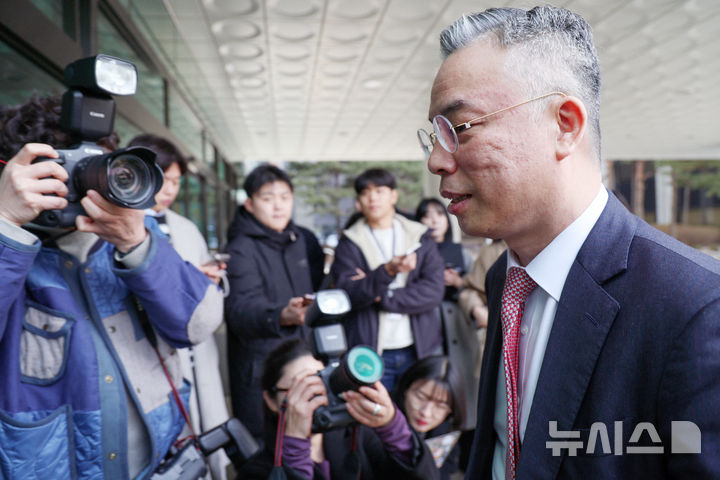 [서울=뉴시스] 김진아 기자 =권창영 2차 종합특검팀 특별검사가 26일 서울 서초구 서울고등검찰청에 마련된 내란특검(조은석 특별검사팀) 사무실을 방문하고 있다. 2026.02.26. bluesoda@newsis.com