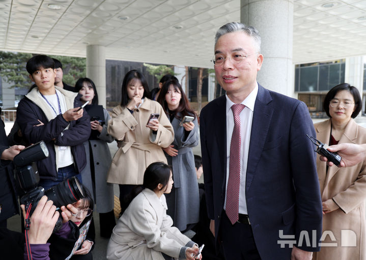 [서울=뉴시스] 김진아 기자 =권창영 2차 종합특검팀 특별검사가 26일 서울 서초구 서울고등검찰청에 마련된 내란특검(조은석 특별검사팀) 사무실을 방문하고 있다. 2026.02.26. bluesoda@newsis.com