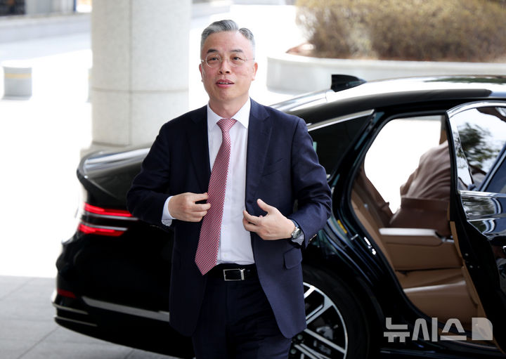 [서울=뉴시스] 김진아 기자 =3대 특검(내란·김건희·순직해병)의 남은 사건들을 수사하는 2차 종합 특별검사팀이 26일 홍창식 국방부 법무관리관을 소환했다. 사진은 권창영 특검. 2026.03.26. bluesoda@newsis.com