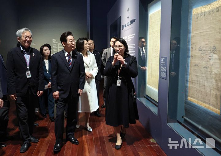 [서울=뉴시스] 최동준 기자 = 이재명 대통령과 김혜경 여사가 26일 서울 용산구 국립중앙박물관을 방문해 광복 80주년 기념 특별전 '우리들의 이순신' 전시를 관람하고 있다. 2026.02.26. photocdj@newsis.com