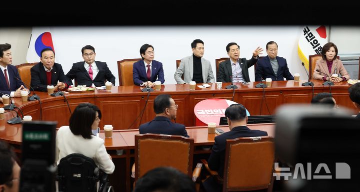 [서울=뉴시스] 조성봉 기자 = 장동혁 국민의힘 대표가 26일 오전 서울 여의도 국회에서 박덕흠, 윤상현, 조경태, 김기현, 권영세, 나경원 등 중진의원들과 당내 현안관련 비공개 회동을 하고 있다. 2026.02.26. suncho21@newsis.com
