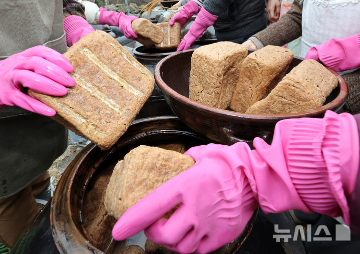  [부산=뉴시스] 하경민 기자 = 부산시농업기술센터가 마련한 '부산농업 체험교실'이 열린 지난 2월 26일 부산 북구 뜰에장에서 주부 등이 전통 장을 담그기 위해 소금물을 채운 장독대에 메주를 넣고 있다. (사진은 기사와 직접 관련이 없습니다.) 2026.10.19. yulnetphoto@newsis.com