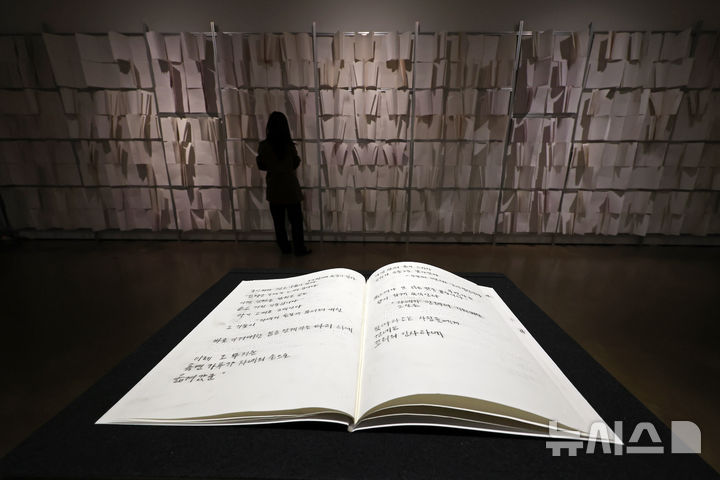 [서울=뉴시스] 박진희 기자 = 학고재는 26일 서울 종로구 학고재에서 엄정순 작가의 개인전 '보푸라기 - 촉각적 사건' 기자간담회를 갖고 작가의 주요 작품을 선보이고 있다. 이번 전시는 우리가 당연하게 여겨온 시각 중심적 관념을 흔들며, 감각과 인식에 대한 새로운 성찰의 장을 느낄 수 있다. 2026.02.26. pak7130@newsis.com