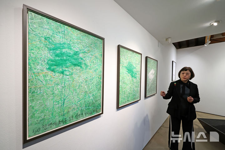 [서울=뉴시스] 박진희 기자 = 시각장애인 미술 교육 프로젝트를 이끌어오며 ‘보는 것’의 의미를 지속적으로 탐구해 온 작가 엄정순이 26일 서울 종로구 학고재에서 개인전 '보푸라기 - 촉각적 사건' 기자간담회를 갖고 주요 작품을 선보이고 있다. 2026.02.26. pak7130@newsis.com